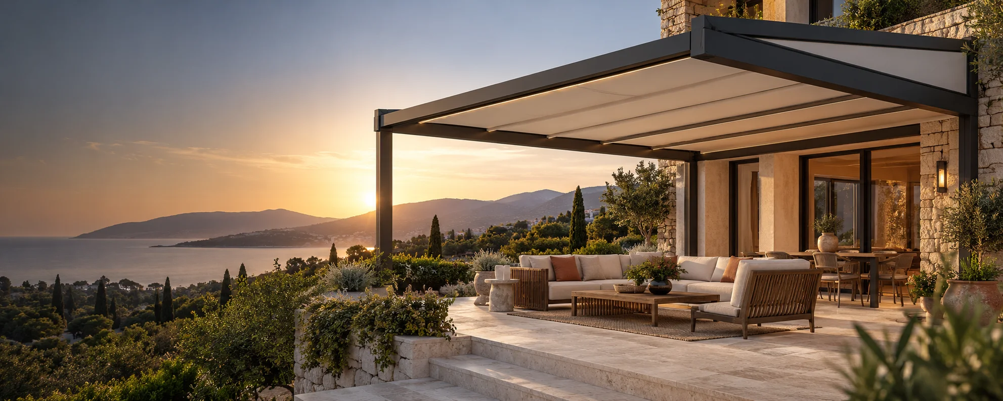 Modern bir villada motorlu pergola tente uygulaması